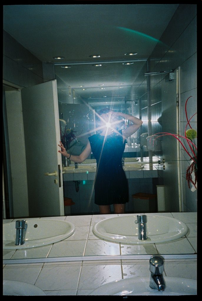 Spiegekselfie mit analoger Point-and-Shoot Kamera. Nina Hagemann Fotografin Bielefeld.